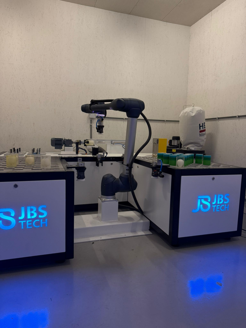 Cobot for sanding and polishing in operation